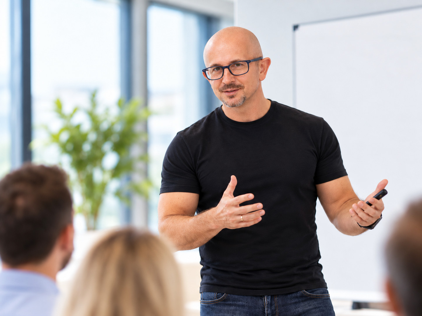 Dr. Dr. Martin Baxmann im Vortrag vor Praxisinhabern